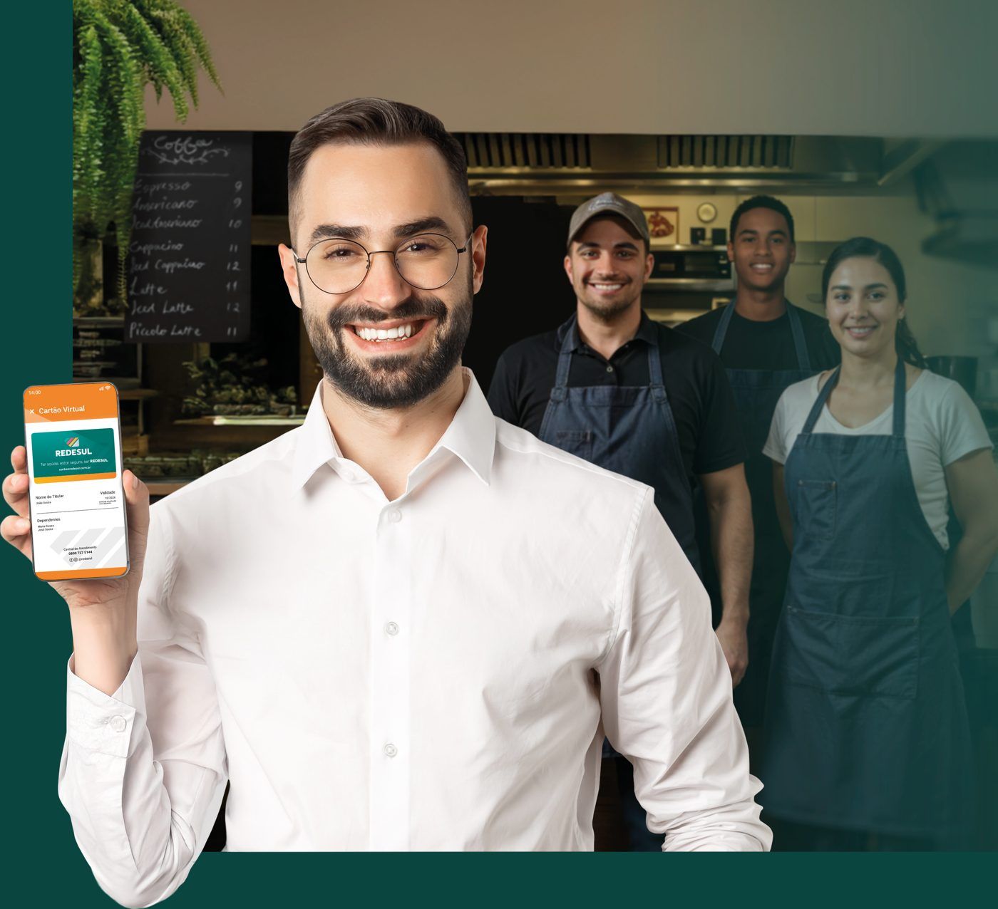 Gestor e equipe de restaurante com o app do convênio médico empresarial Redesul no celular